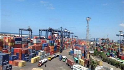 نشاط في حركة السفن والبضائع بميناء الإسكندرية