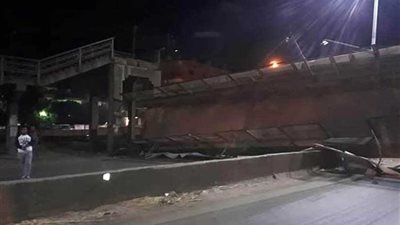 بالصور.. مصرع وإصابة 6 في انهيار كوبري مشاة بكفر الجمال