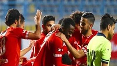 الأهلي يضرب بتروجيت بثنائية في الشوط الأول