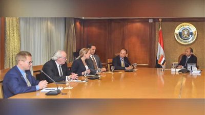 وزير التجارة يبحث مع شركة 