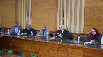 لجنة لتطوير مناهج جامعة بنها