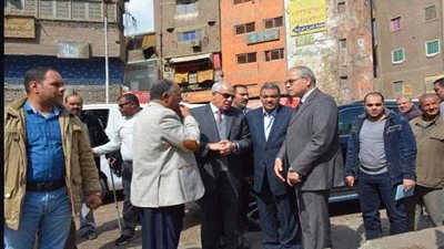 محافظ الجيزة يجازي مشرفي النظافة بحي شمال