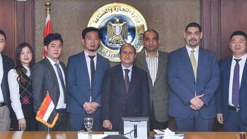 وزير التجارة يبحث