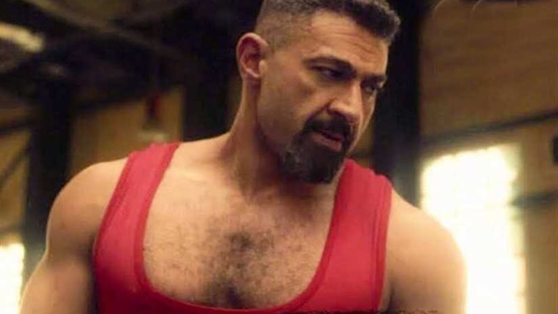 النجوم يستعرضون عضلاتهم..