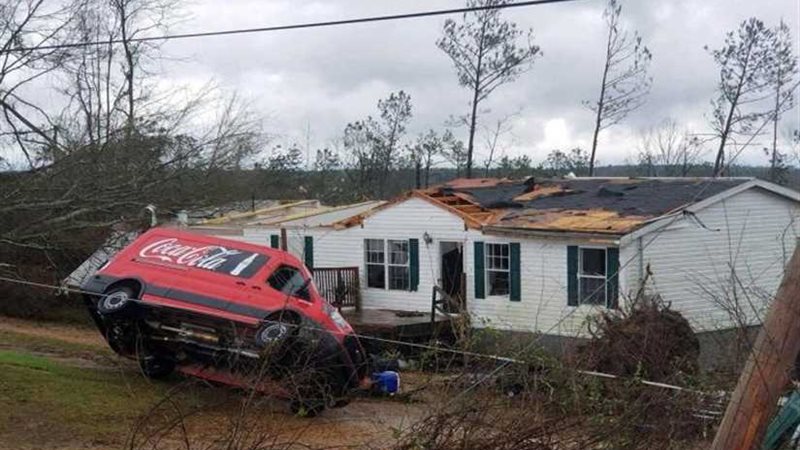 14 قتيلا جراء أعاصير