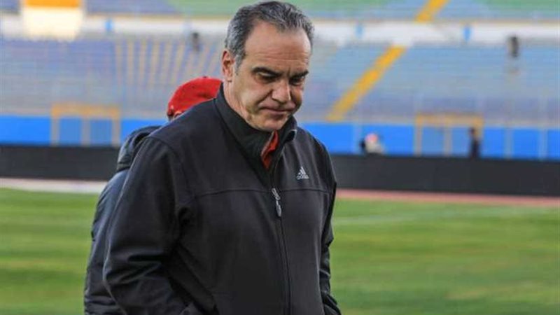 مدرب الأهلي يعالج