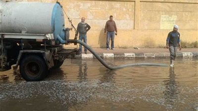 بالصور.. شفط مياه الأمطار بشوارع الخانكة