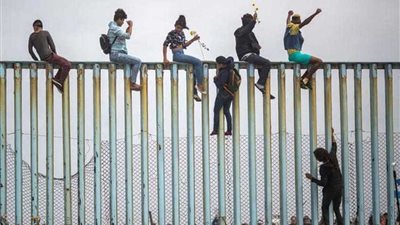 رغم إجراءات ترامب.. رقم قياسي للمهاجرين عبر الحدود