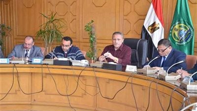 محافظ الإسماعيلية يشيد بجميع الأجهزة في التعامل مع موجة الأمطار