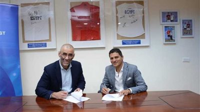 الاتحاد الدولي للإسكواش يوقع شراكة مع عمرو منسي