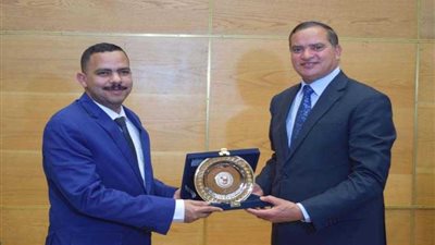 بالصور.. رئيس 