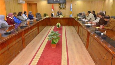 محافظ أسيوط يناقش إعادة تشغيل مشروع الجلود والأخشاب