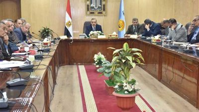 محافظ أسيوط يلتقي أعضاء النواب لمناقشة سبل تطوير مراكز الشباب