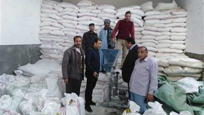 ضبط 60 طن سكر تمويني مدعم قبل بيعه في السوق السوداء بمنفلوط..(صور)