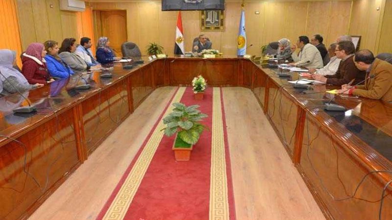محافظ أسيوط يناقش
