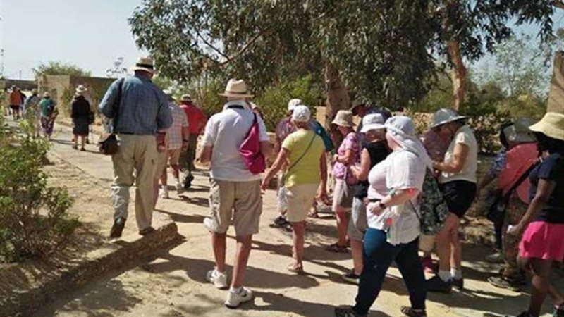 أمريكيون يتوافدون