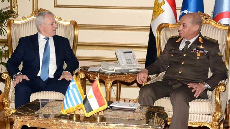 وزير الدفاع يناقش