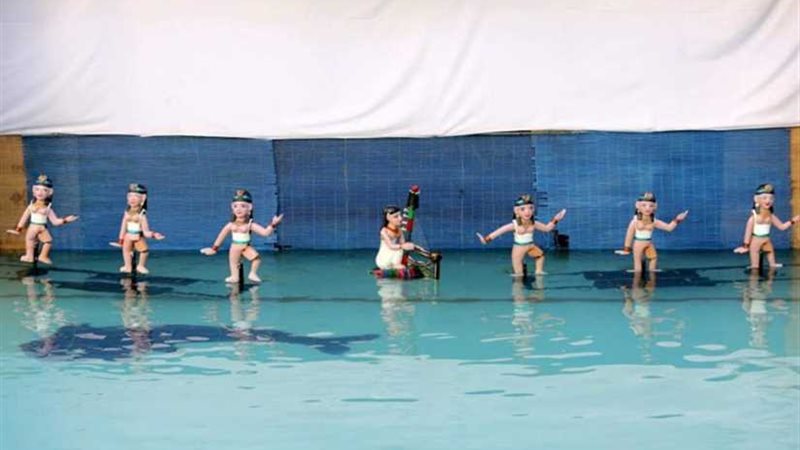 إيزيس وأوزوريس يحتفل