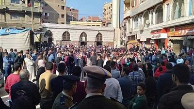 بالصور.. جنازة عسكرية وشعبية لشهيد الواجب بمسقط رأسه في طوخ