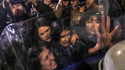 في يوم المرأة.. الشرطة التركية تهاجم النساء بالغاز والعنف