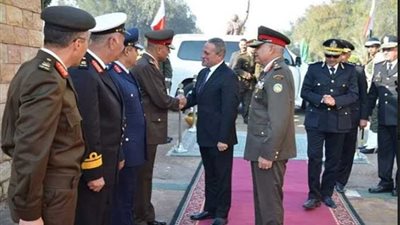 أكاليل الزهور على النصب التذكاري لشهداء الجيش بالإسماعيلية