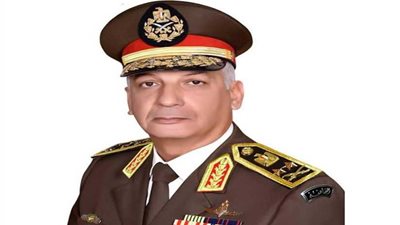 وزير الدفاع ينيب قادة الجيوش والمناطق العسكرية لوضع أكاليل الزهور على قبر الجندي المجهول