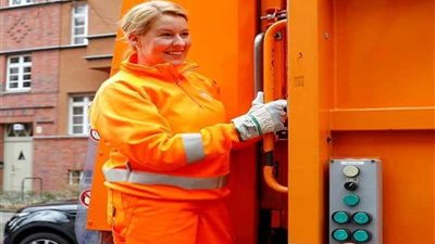 شاهد.. وزيرة ألمانية تجمع القمامة في عيد المرأة