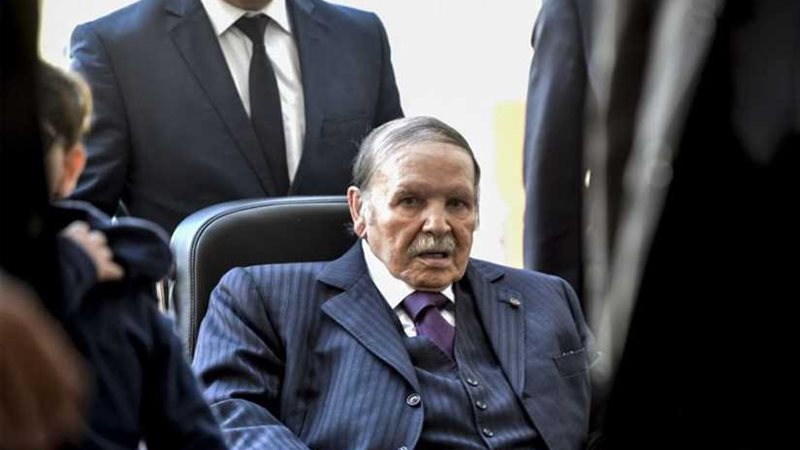 وصول طائرة بوتفليقة