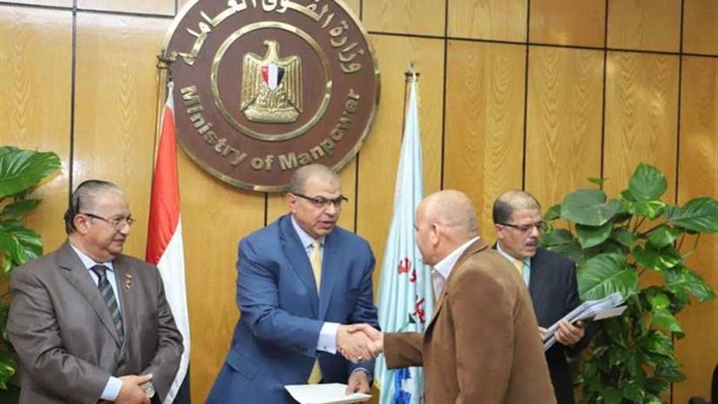 سعفان يسلم 20 عقدًا