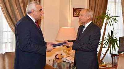 السفير الدكتور أحمد نايف الدليمي يقدم أوراق اعتماده إلى أمين عام جامعة الدول العربية