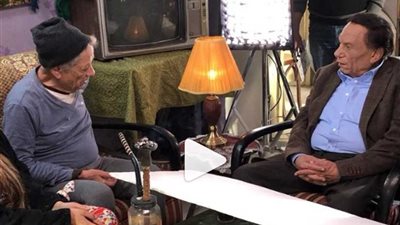 شاهد.. عادل إمام في كواليس تصوير مسلسله الجديد