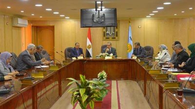 محافظ أسيوط يوجه بإنشاء قاعدة بيانات بفرص العمل المتاحة بالشركات