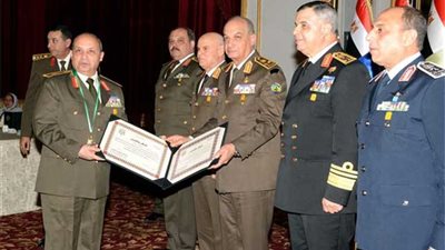 وزير الدفاع يكرم قادة القوات المسلحة المحالين للتقاعد