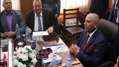 شاهد..ماذا قال وزير النقل فى أول اجتماع مع ممثلى العمال وسائقى القطارات ؟