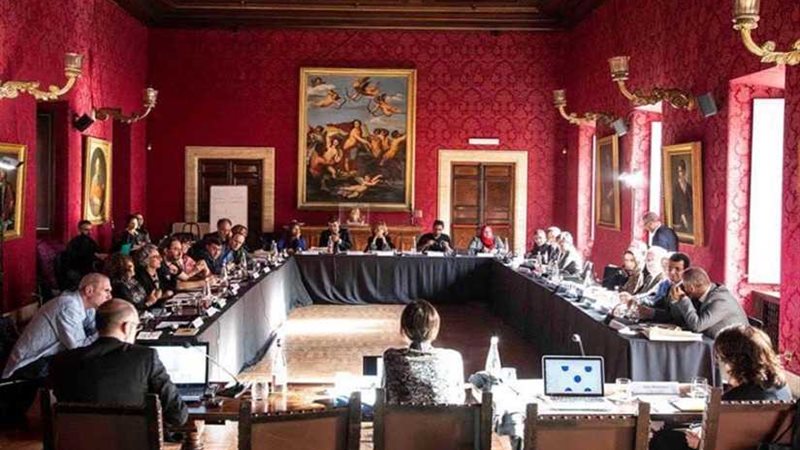 الآثار تشارك في الاجتماع