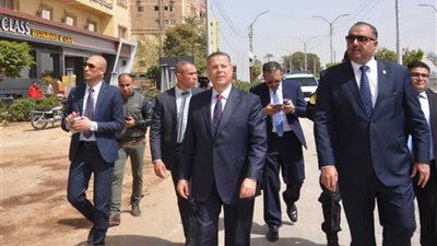 محافظ بني سويف ومدير الأمن يتابعان رفع الإشغالات والتعديات بكورنيش النيل