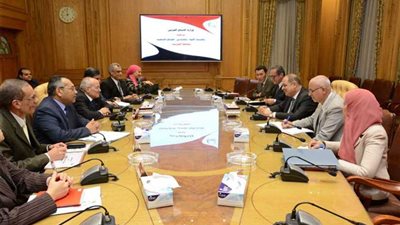 وزير الإنتاج الحربى يبحث مع محافظي الغربية والإسكندرية أوجه التعاون المشترك