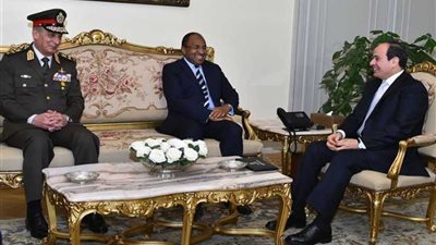 الرئيس السيسي يستقبل وزير الدفاع التنزانى بحضور نظيره المصرى