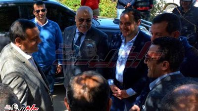 محافظ البحيرة يلتقي بالمواطنين عقب صلاة الجمعة بمسجد عمرو بن العاص