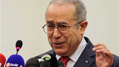 نائب رئيس الوزراء الجزائري: بوتفليقة اتخذ قرارا تاريخيا استجابة للمطالب الشعبية