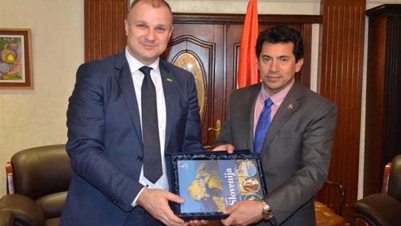 وزير الرياضة يبحث