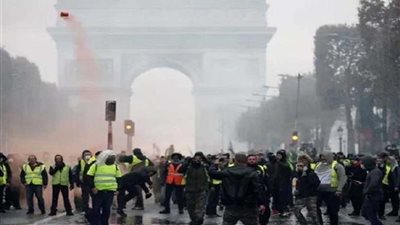 الشرطة الفرنسية تطلق الغاز لتفريق متظاهري السترات الصفراء في الشانزليزيه