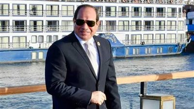 الرئيس السيسي في جولة نيلية مع بعض من الشباب من مختلف الجنسيات
