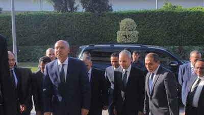 وزير النقل يتوجه لمحطة مصر ليستقل القطار إلى الإسكندرية