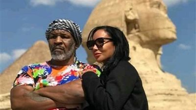 تايسون وزوجته في جولة سياحية بالأهرامات
