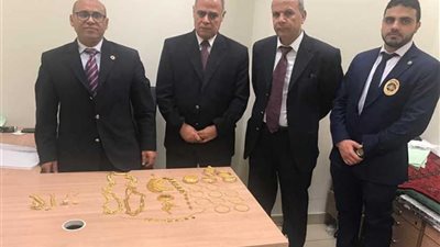 جمارك مطار القاهرة تحبط محاولة تهريب مشغولات ذهبية