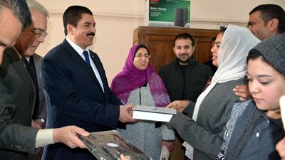 محافظ القليوبية يتابع تسليم شريحة التابلت لطلبة الصف الأول الثانوي
