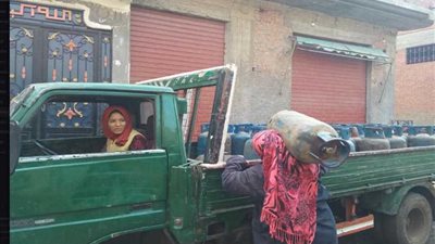 طفلة الـ14 عاما.. بائعة أنابيب على سيارة نقل 