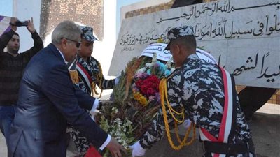 محافظ المنيا يضع إكليل الزهور على النصب التذكاري للشهداء‎