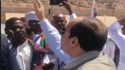 الرئيس السيسي يودع أبناء محافظة أسوان.. وأحدهم: 